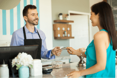 Импулсивните покупки: Защо клиентът идва за кафе, а си тръгва с още три неща